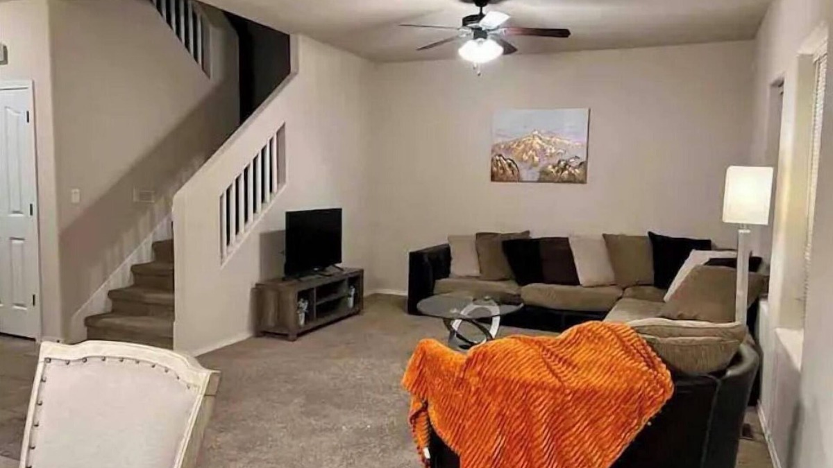 Biggs Field House | Spacious 4 BD 3.5 BTH home near I-10 and Loop 375