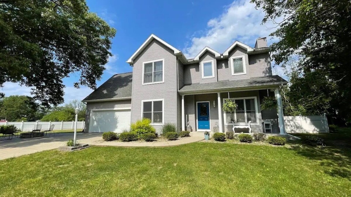 Stevensville House | Spacious 4 bdrm 4 bath home on an acre. 1 mile to Lake Michigan. St.Joe area.