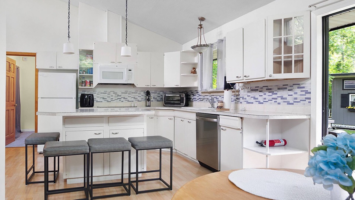 Teall Beach House | Spacious 4 bdrm home, Close to Lake, Wine, Downtown, Kid Friendly, Self Checkin