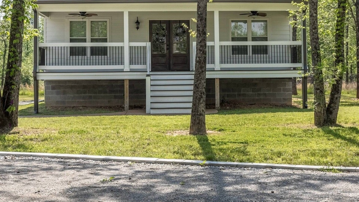 Linden House | Spacious 4-bdrm on 6 acres near the Tennessee River