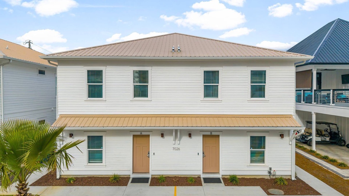 Gulf Lagoon Beach House | Spacious 4-bedroom Retreat Prime Location Walk to Beach Sleeps 14 - Unit B