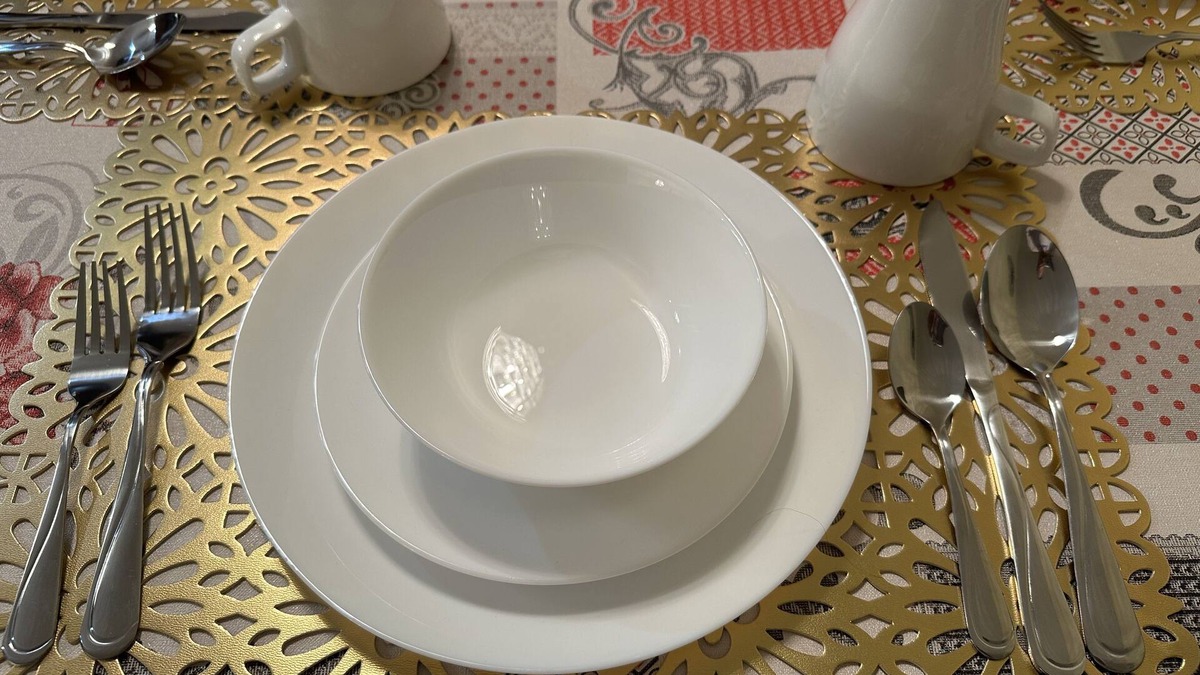 Saskatoon House | Spacious 4 Bed, 2.5 Bath, 2 Living Room house with office space