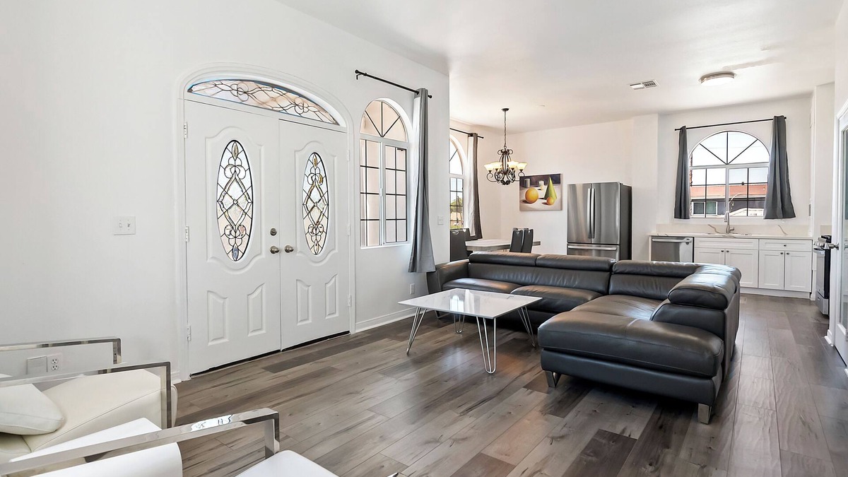 NoHo Arts District Apartment | Spacious 4-bed 2.5bath modern apartment in Los Angeles by Universal studio/HW