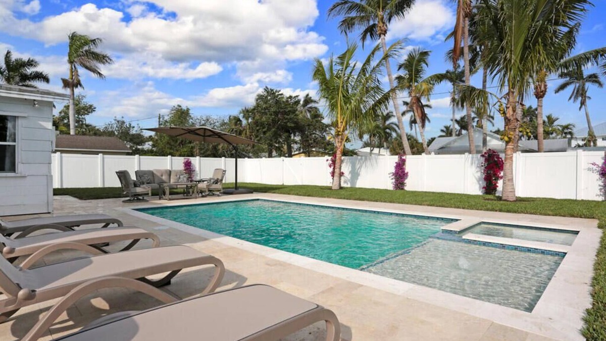 Lake Park House | Spacious 4 bed, 3 baths in highly desirable Lake Park.