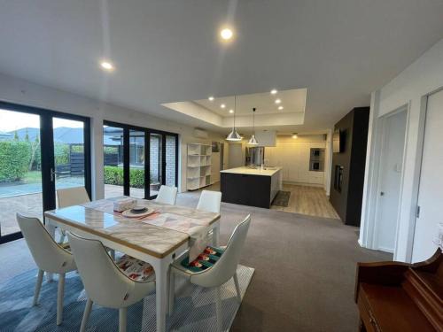 Halswell House | Spacious 4 Bed Family Home