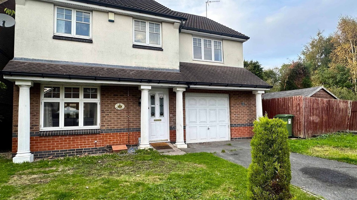 Wolverhampton House | Spacious 4 Bed House with parking in Wolverhampton