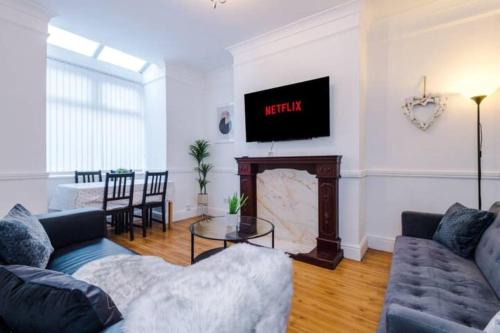 Salford House | Spacious 4-Bed House Manchester