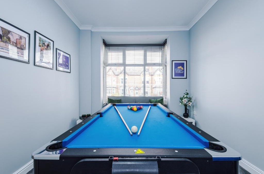Bournville House | Spacious 4 Bed in Birmingham by 53 Degrees Property, Ideal for Business or Families, Games Room!