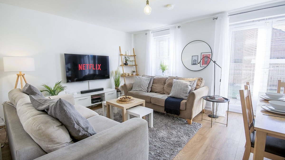Long Eaton House | Spacious 4 Bed Modern Townhouse with Parking