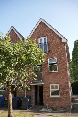 Eaton Socon House | Spacious 4 bed Townhouse, near town centre and riverside in StNeots