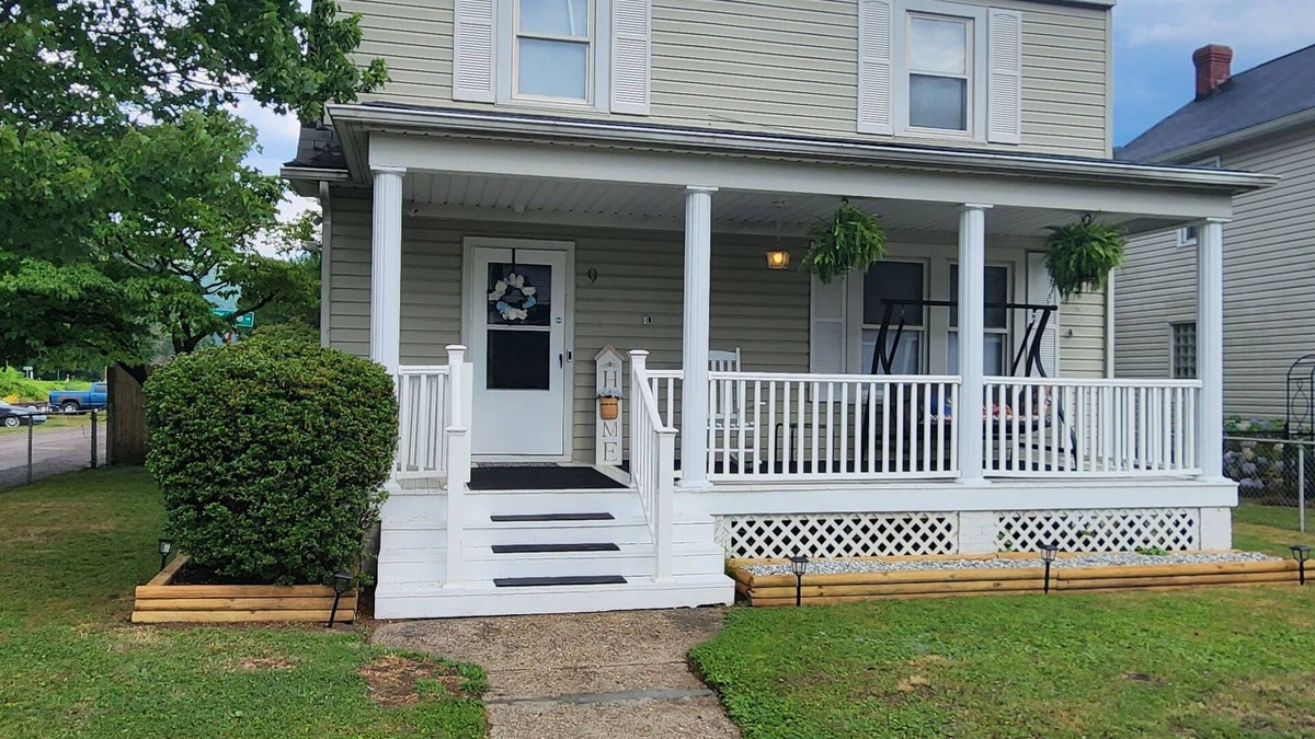 Charlton Heights House | Spacious 4-bedroom house in Charlton Heights with hottub & game room