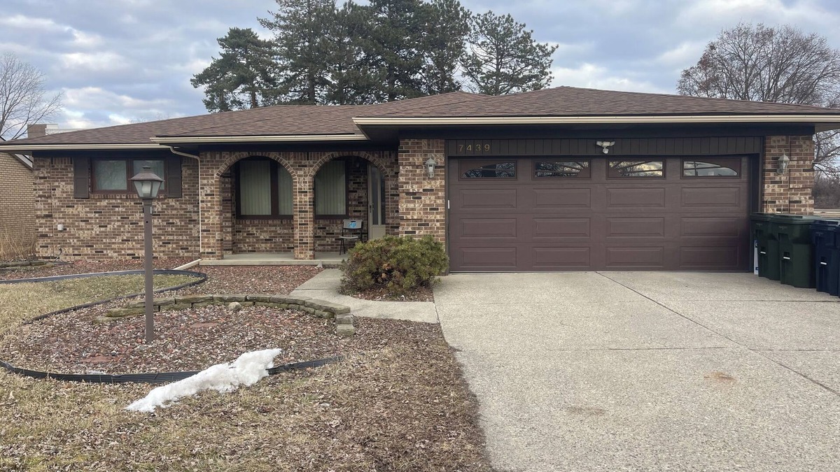 Sterling Heights House | Spacious 4 bedroom 7 beds house with AC, WiFi in welcoming Sterling Heights