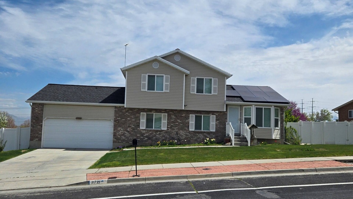 West Valley City House | Spacious 4-bedroom house with AC, WiFi in terrific West Valley City