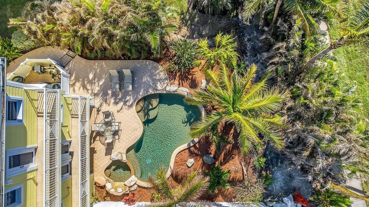 Tropic House | Spacious 4-bedroom Beach house in brilliant Satellite Beach WiFi, fitness room,