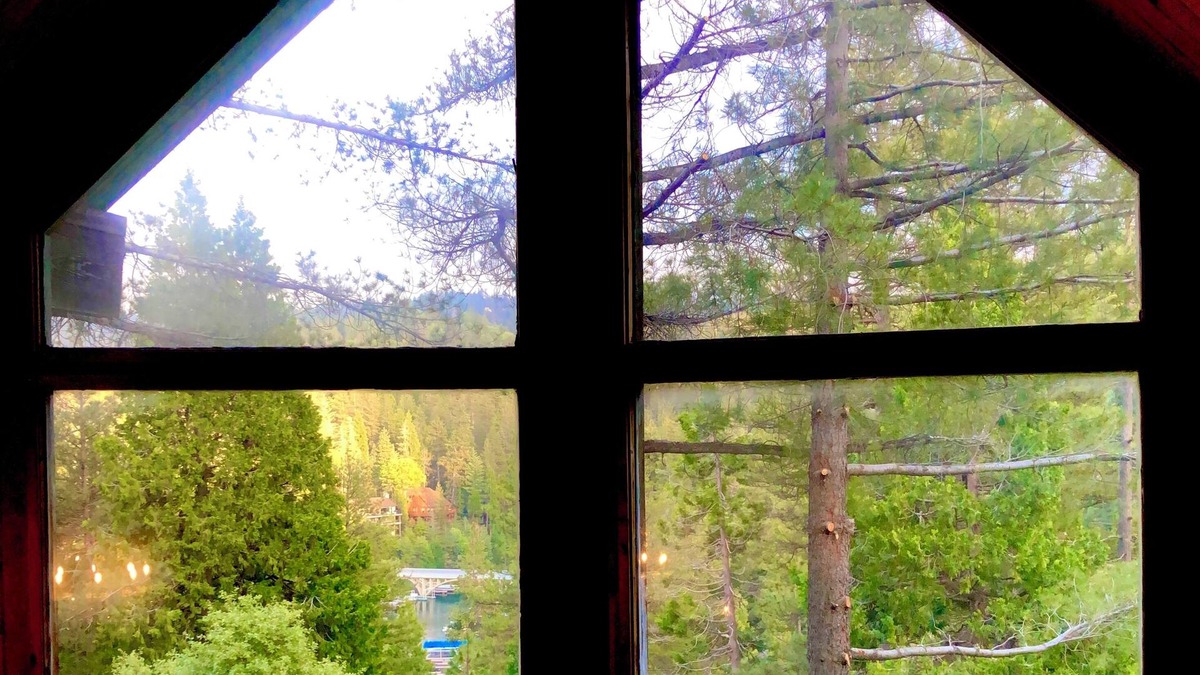 Meadow Bay Ski Chalet | Spacious 4-bedroom chalet in beautiful Lake Arrowhead with WiFi