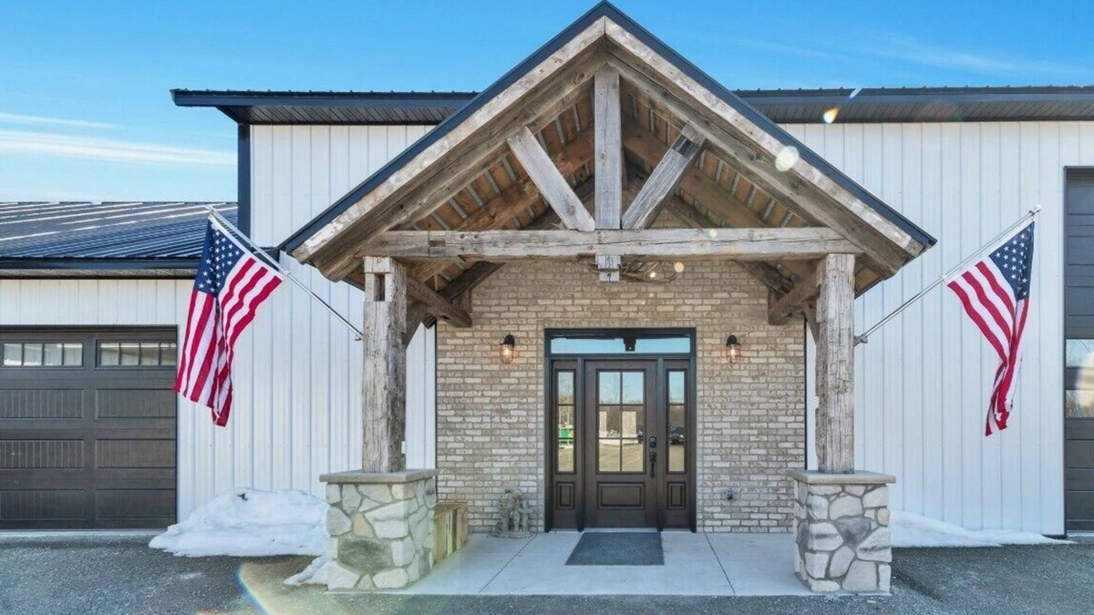 Little Suamico House | Spacious 4+bedroom with Full Bar/Party Room 20 Minutes from Lambeau Feild