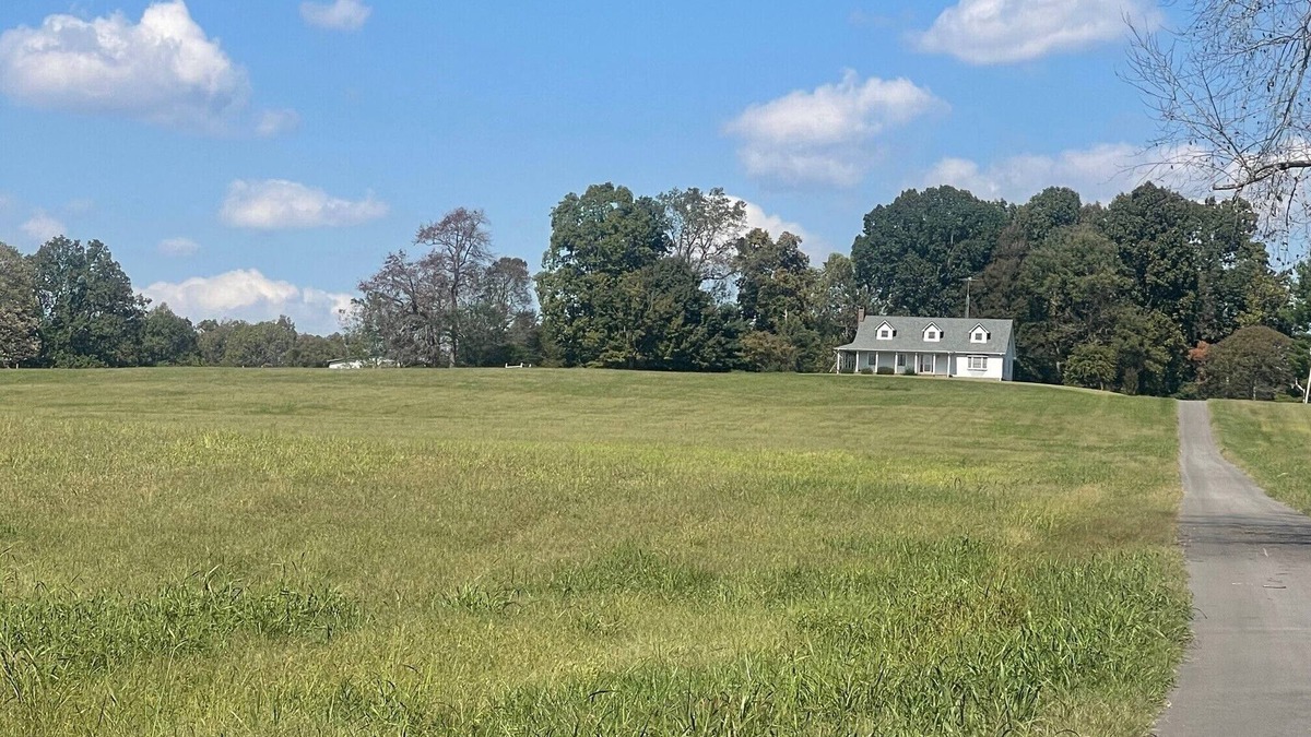 Hestand House | Spacious 4-bedroom and 2-bath house with HVAC and Wi-Fi in Tompkinsville, KY.