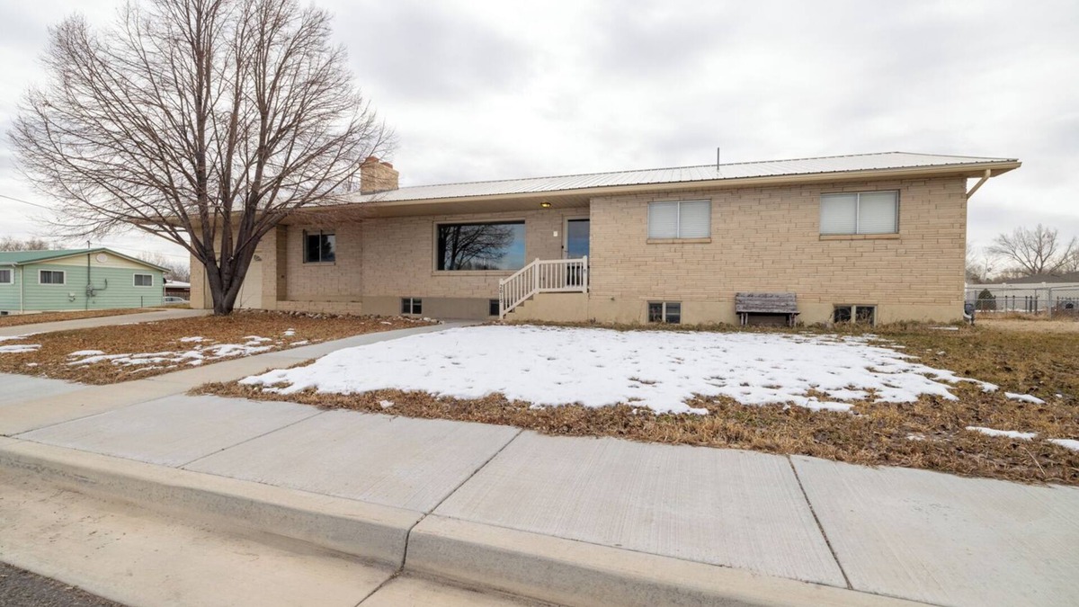 Maeser House | Spacious 4-bedroom 2 King beds, fast WiFi, fire pit. 2 kitchens, and games.