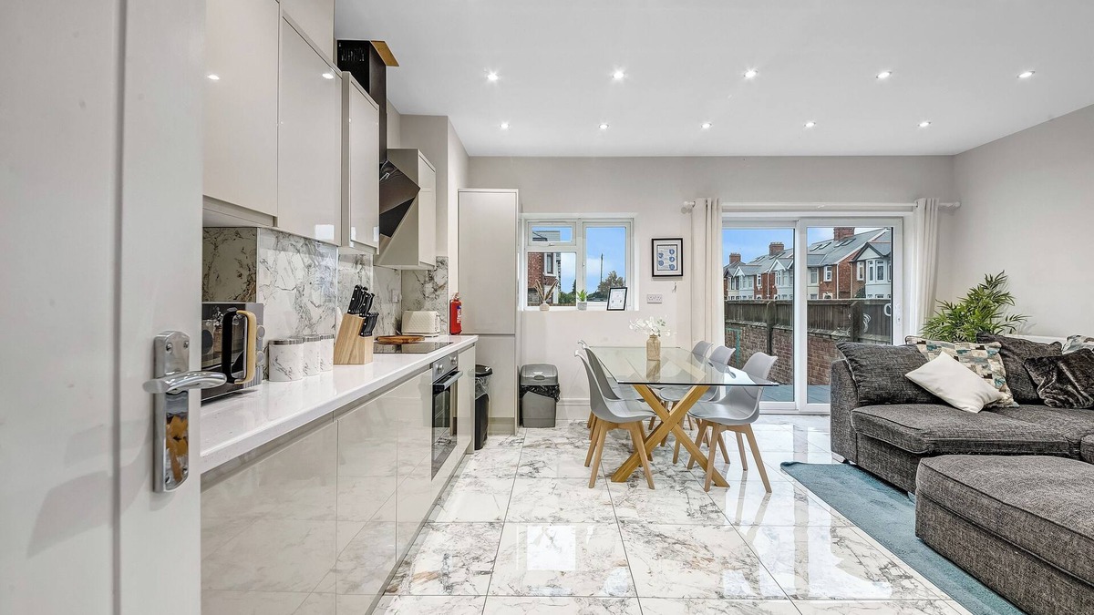 Oxford House | Spacious 4 Bedroom 4 Bath-free Parking Great Links