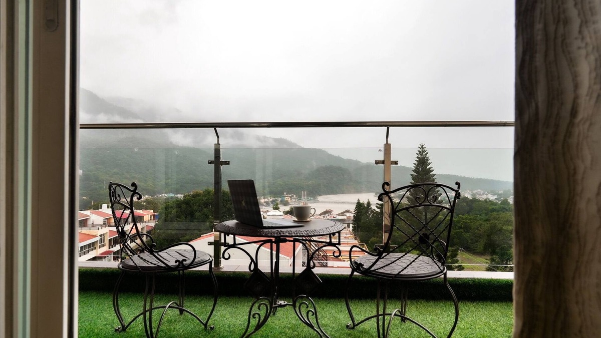 Rishikesh Apartment | Spacious 4-bedroom apartment in enjoyable Rishikesh with fitness room, WiFi