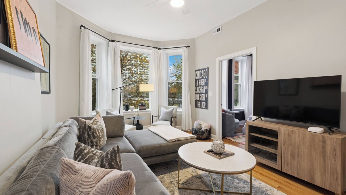 Uptown Apartment | Spacious 4-bedroom apartment with WiFi, AC in brilliant Chicago