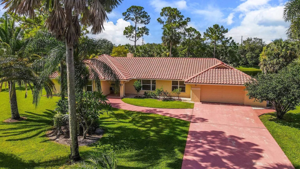 Lake Worth House | Spacious 4-bedroom country house in charming Wellington with WiFi, AC