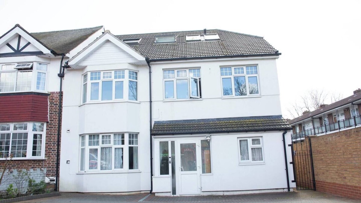 Thornton Apartment | Spacious 4 Bedroom Flat in London Zone 2