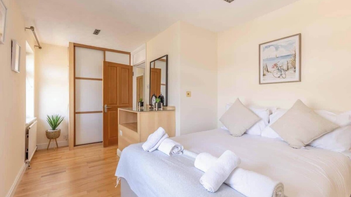 Maidenhead House | Spacious 4-Bedroom Home | Parking | Garden
