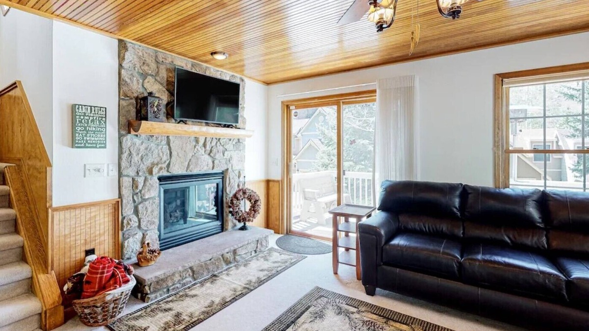 Estes Park House | Spacious 4 Bedroom Home w/River Access, Close to RMNP!
