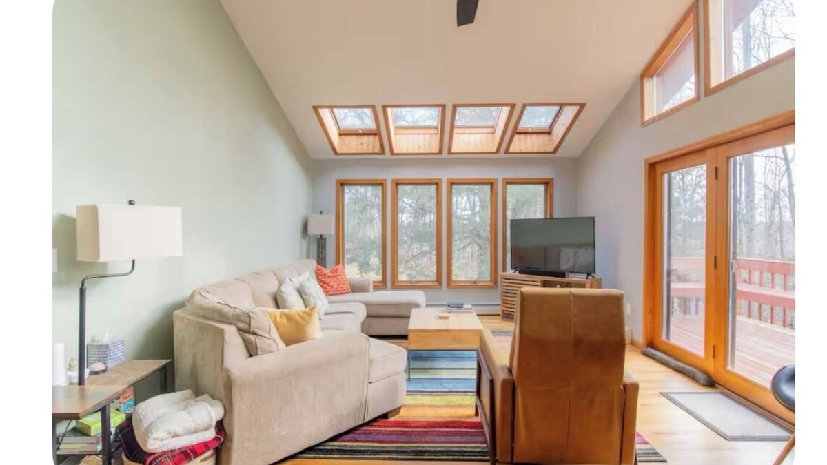 Parksville House | Spacious 4-bedroom house in fabulous Parksville perfect for Spring escape