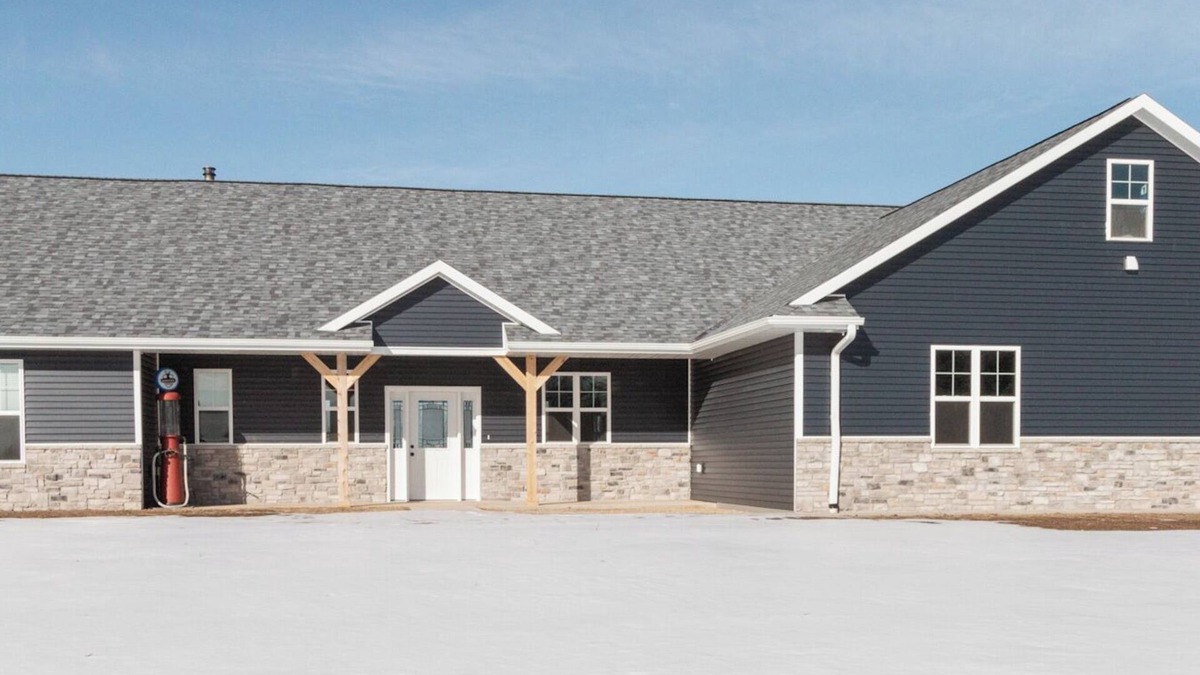 Two Rivers House | Spacious 4-bedroom house with WiFi, in Two Rivers WI, 30 miles from the draft