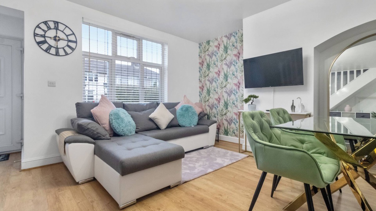 Mayesbrook House | Spacious 4-Bedroom Home in Vibrant East London!