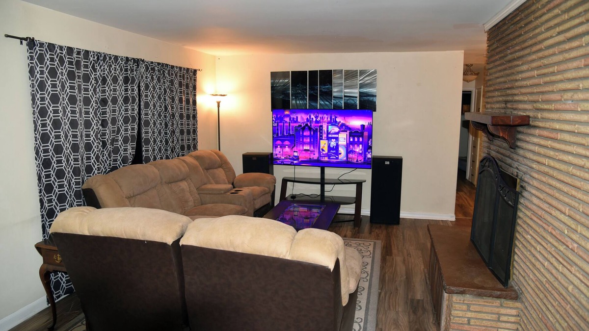 Englewood House | Spacious 4-bedroom house in charming Englewood with AC