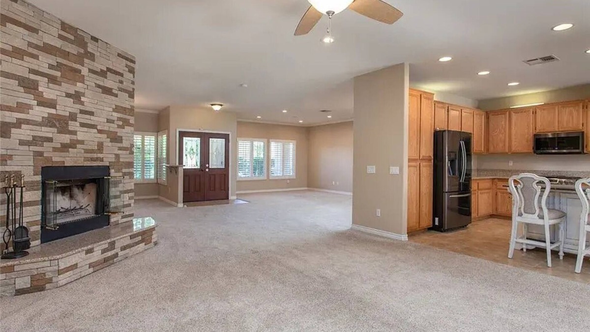 Lancaster House | Spacious 4-bedroom house with WiFi, fitness room in charming Lancaster.