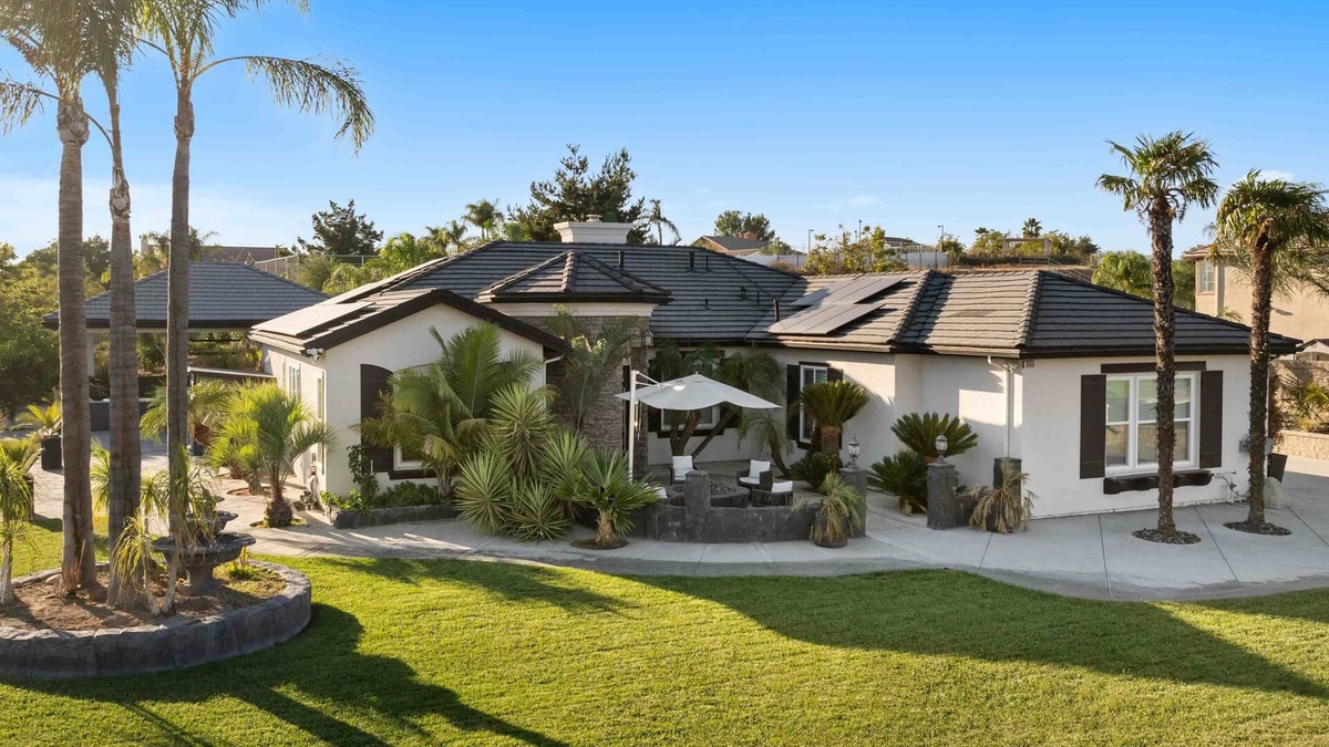 Riverside House | Spacious 4-bedroom house in delightful Riverside with WiFi, AC