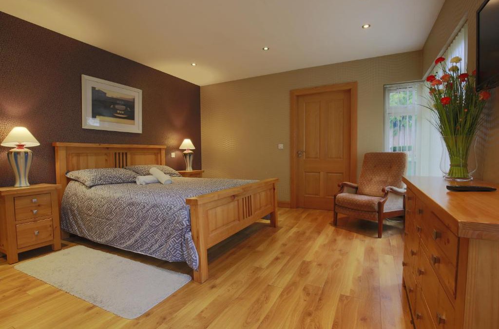 Enniskillen House | Spacious 4 Bedroom Home - 5 min walk to town