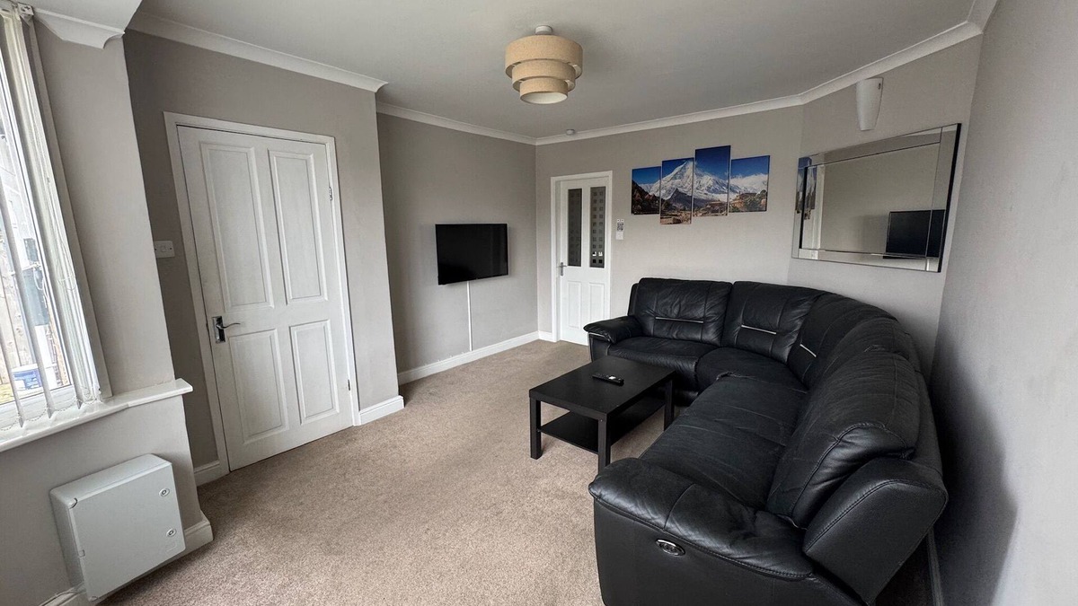 Reading House | Spacious 4 Bedroom Home|FREE Parking & Wi-Fi|Garden