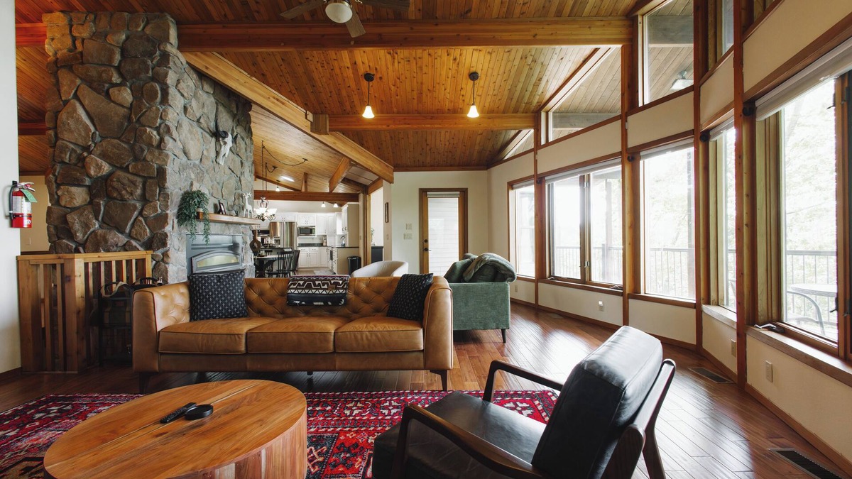 Eastman House | Spacious 4-bedroom home overlooking Mississippi River, hot tub, fireplace, WiFi