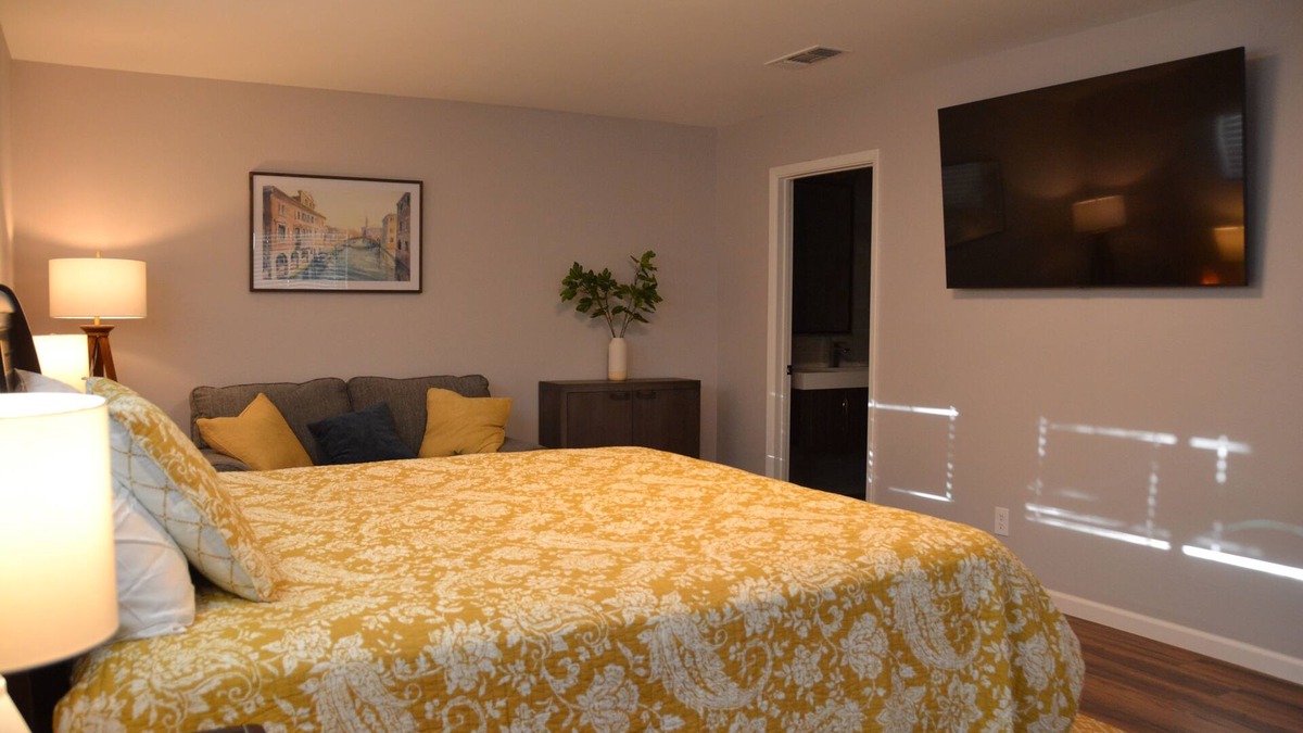 Roswell House | Spacious 4 Bedroom Home Centrally Located in Downtown Roswell