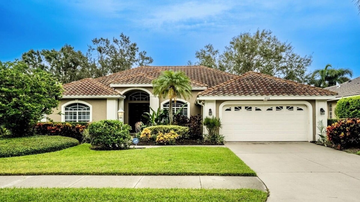 Bee Ridge House | Spacious 4-bedroom house with Heated Pool and lake view in sunny Sarasota