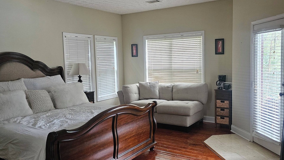 Jonesboro House | Spacious 4-bedroom house near Atlanta Airport with Private Pool Fire Pit & WiFi