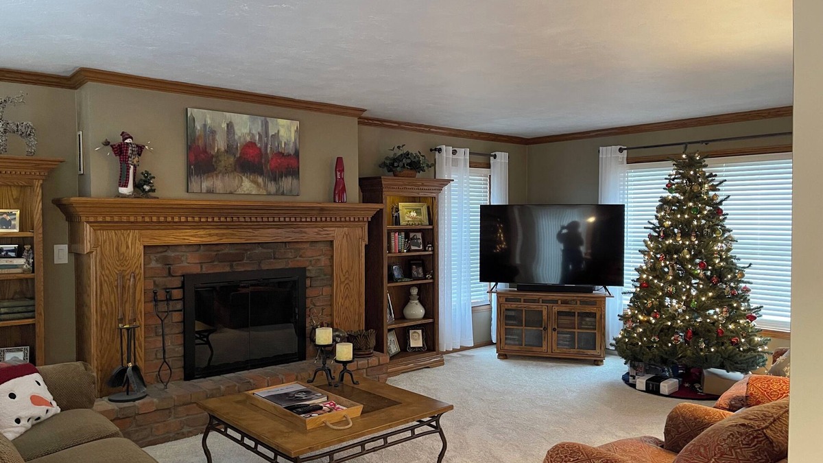 De Pere House | Spacious 4-bedroom house in De Pere with WiFi, AC. 3-4 miles from Lambeau Field