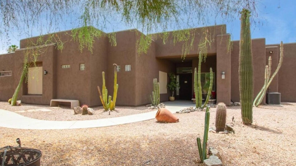 Phoenix House | Spacious 4-bedroom house with Mountain View’s, pool and putting green.