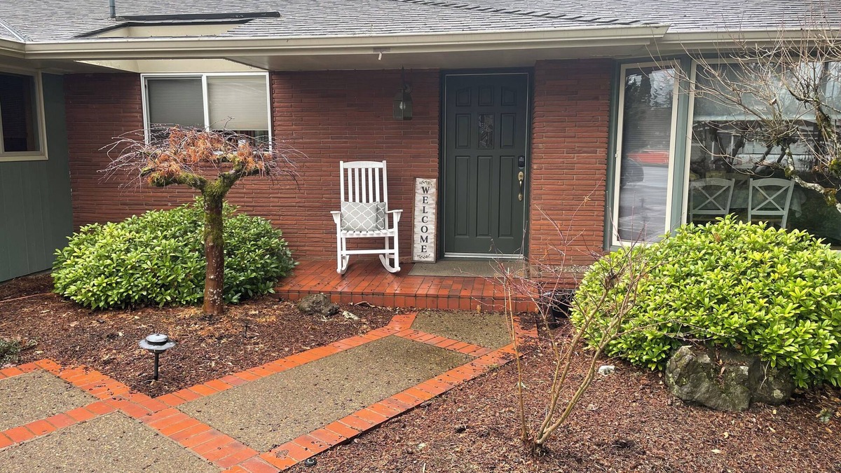 Stayton House | Spacious 4-bedroom house in quaint historic Stayton with AC, Family Friendly!