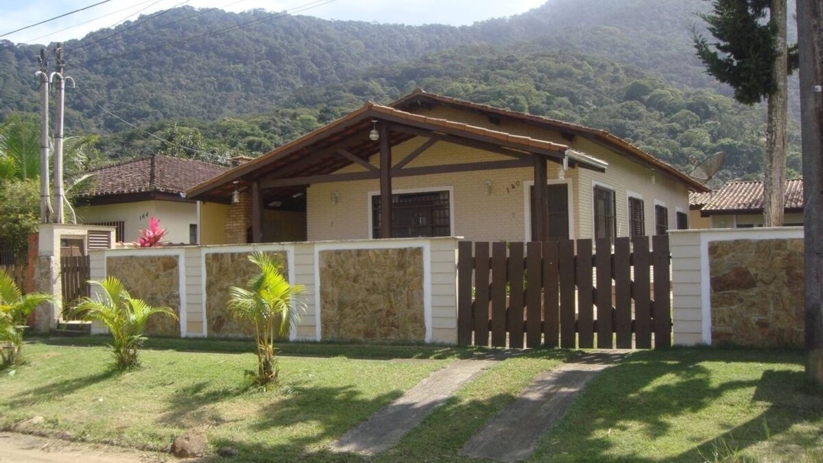 Maranduba House | SPACIOUS 4 BEDROOM HOUSE UP TO 14 PEOPLE/6 PARKING SPACES/150M FROM MARANDUBA BEACH WIFI