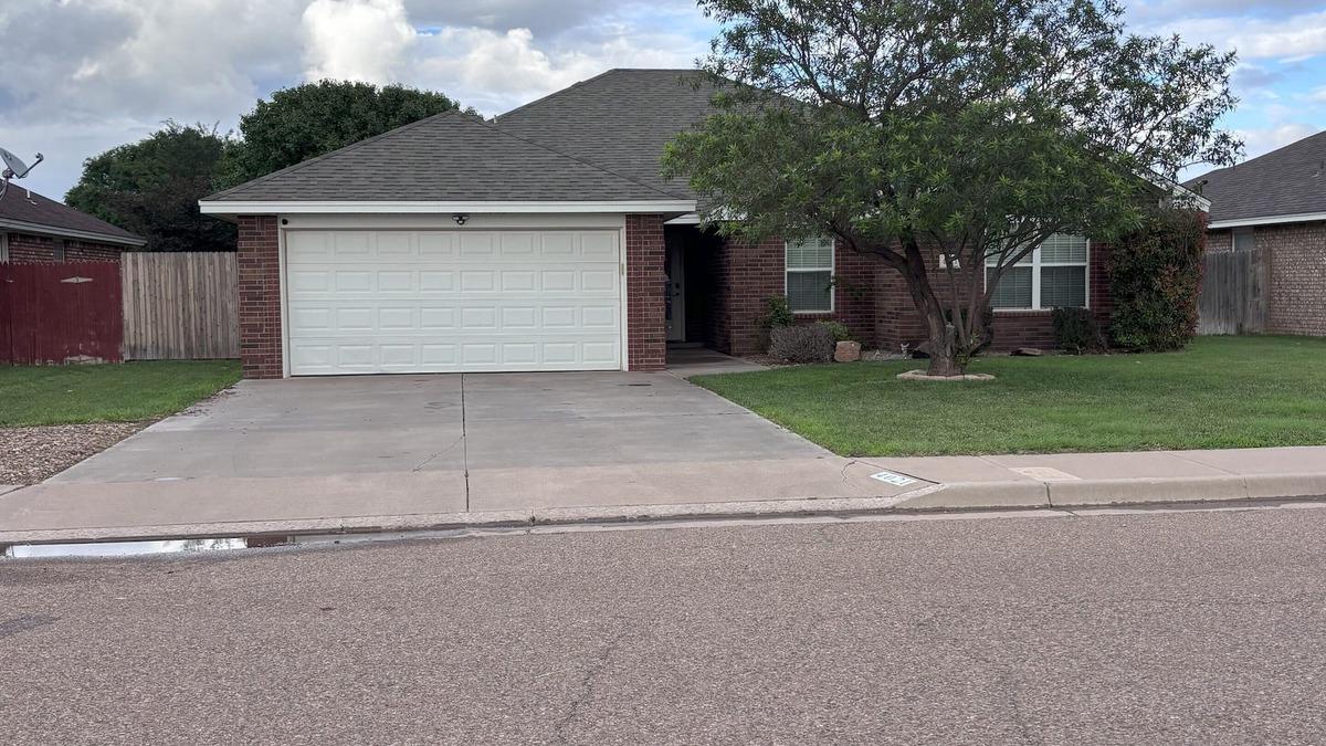 Clovis House | Spacious 4-bedroom house with WiFi, AC in welcoming Clovis