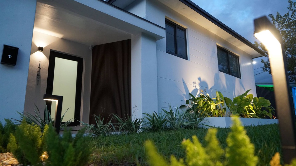Golden Glades House | Spacious 4-bedroom house in Miami with Hot Tub, Lake, Kayaks, and Pool table