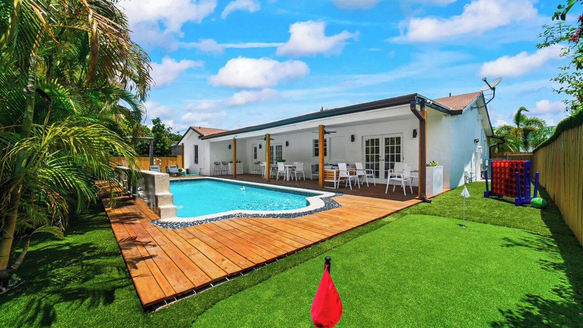 The Hammocks House | Spacious 4-bedroom house with heated pool in amazing Miami/game room