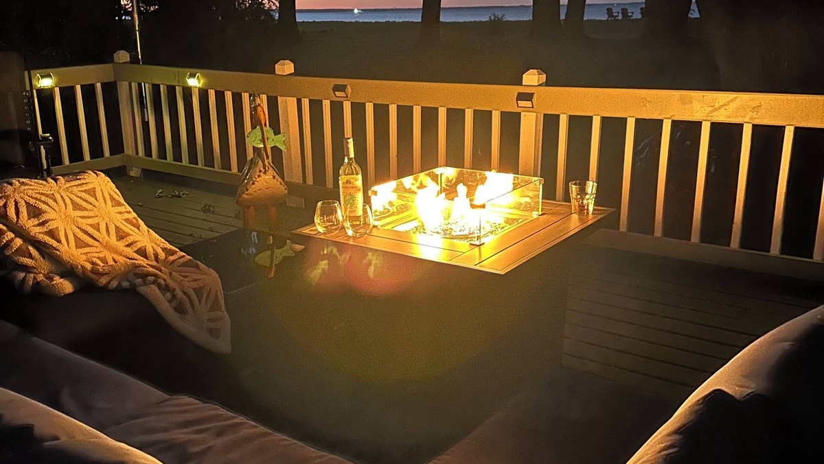 Green Bay House | Spacious 4-bedroom lakefront house - Comfortably sleeps 12 - 15 mins. To Lambeau