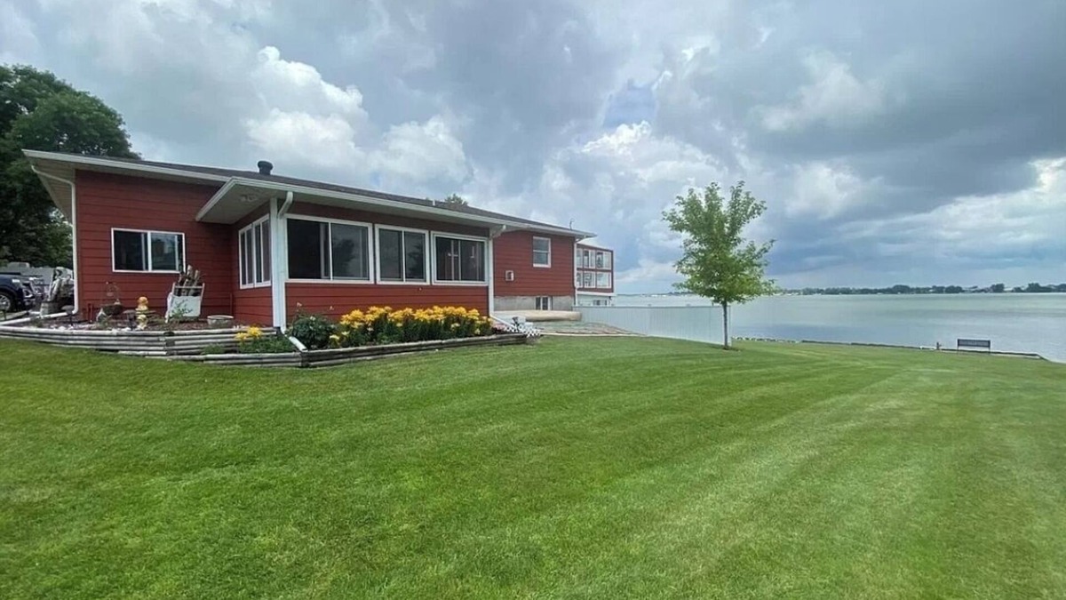 Watertown House | Spacious 4-bedroom lakefront house on large 2 acre lot